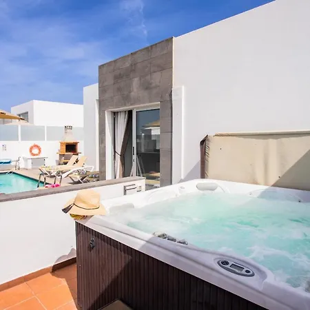 3-bed In Playa Blanca By Retreat Villas