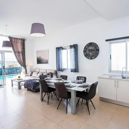 빌라 3-bed In Playa Blanca By Retreat Villas *